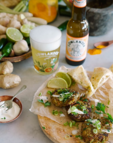 Gerecht met kipburgers en naan gecombineerd met Lowlander 0.3% IPA